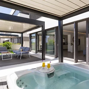 Shell Luxury Residences With Pool And Whirlpool Apartman
